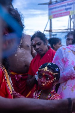 Kulashekharapatnam, Tamilnadu, Hindistan - 11 Ekim 2024: Hint Hindu dindar, yüzü boyalı ve tarikat karakteri gibi giyinmiş, kulasai dasara festivalini akşam ateşle gerçekleştirmek için.