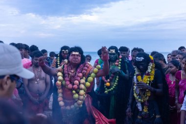 Kulashekharapatnam, Tamilnadu, Hindistan - 11 Ekim 2024: Hint Hindu dindar, yüzü boyalı ve tarikat karakteri gibi giyinmiş, kulasai dasara festivalini akşam ateşle gerçekleştirmek için.