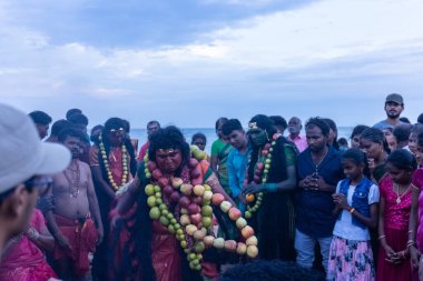 Kulashekharapatnam, Tamilnadu, Hindistan - 11 Ekim 2024: Hint Hindu dindar, yüzü boyalı ve tarikat karakteri gibi giyinmiş, kulasai dasara festivalini akşam ateşle gerçekleştirmek için.
