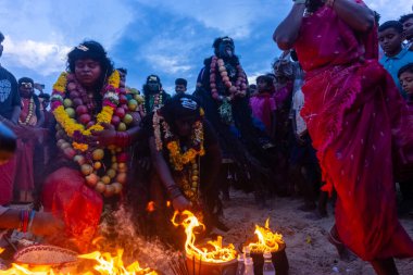 Kulashekharapatnam, Tamilnadu, Hindistan - 11 Ekim 2024: Hint Hindu dindar, yüzü boyalı ve tarikat karakteri gibi giyinmiş, kulasai dasara festivalini akşam ateşle gerçekleştirmek için.