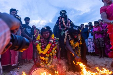 Kulashekharapatnam, Tamilnadu, Hindistan - 11 Ekim 2024: Hint Hindu dindar, yüzü boyalı ve tarikat karakteri gibi giyinmiş, kulasai dasara festivalini akşam ateşle gerçekleştirmek için.