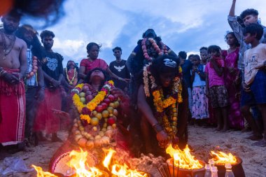 Kulashekharapatnam, Tamilnadu, Hindistan - 11 Ekim 2024: Hint Hindu dindar, yüzü boyalı ve tarikat karakteri gibi giyinmiş, kulasai dasara festivalini akşam ateşle gerçekleştirmek için.