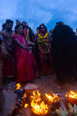 Kulashekharapatnam, Tamilnadu, Hindistan - 11 Ekim 2024: Hint Hindu dindar, yüzü boyalı ve tarikat karakteri gibi giyinmiş, kulasai dasara festivalini akşam ateşle gerçekleştirmek için.