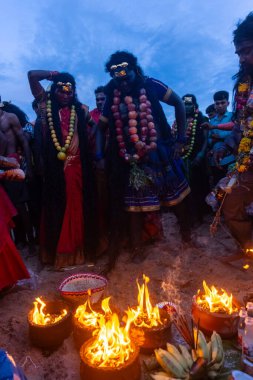 Kulashekharapatnam, Tamilnadu, Hindistan - 11 Ekim 2024: Hint Hindu dindar, yüzü boyalı ve tarikat karakteri gibi giyinmiş, kulasai dasara festivalini akşam ateşle gerçekleştirmek için.