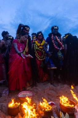 Kulashekharapatnam, Tamilnadu, Hindistan - 11 Ekim 2024: Hint Hindu dindar, yüzü boyalı ve tarikat karakteri gibi giyinmiş, kulasai dasara festivalini akşam ateşle gerçekleştirmek için.