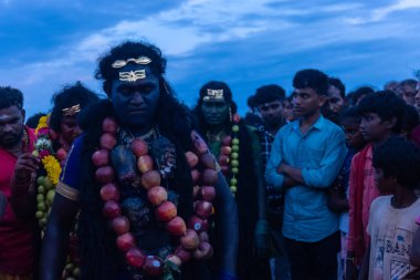 Kulashekharapatnam, Tamilnadu, Hindistan - 11 Ekim 2024: Hint Hindu dindar, yüzü boyalı ve tarikat karakteri gibi giyinmiş, kulasai dasara festivalini akşam ateşle gerçekleştirmek için.
