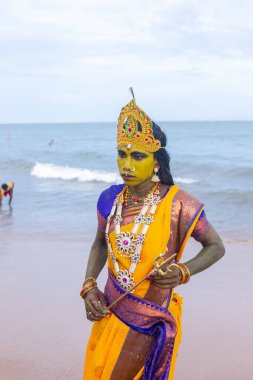 Kulashekharapatnam, Tamilnadu, Hindistan - 11 Ekim 2024: Hint Hindu dindar, yüzü boyalı ve tarikat karakteri gibi giyinmiş, kulasai dasara festivalini akşam ateşle gerçekleştirmek için.