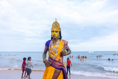 Kulashekharapatnam, Tamilnadu, Hindistan - 11 Ekim 2024: Hint Hindu dindar, yüzü boyalı ve tarikat karakteri gibi giyinmiş, kulasai dasara festivalini akşam ateşle gerçekleştirmek için.