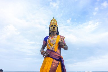 Kulashekharapatnam, Tamilnadu, Hindistan - 11 Ekim 2024: Hint Hindu dindar, yüzü boyalı ve tarikat karakteri gibi giyinmiş, kulasai dasara festivalini akşam ateşle gerçekleştirmek için.