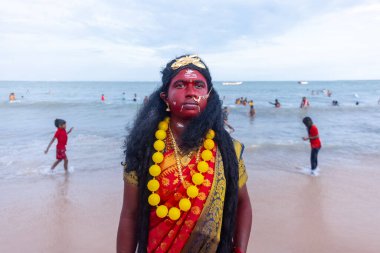 Kulashekharapatnam, Tamilnadu, Hindistan - 11 Ekim 2024: Hint Hindu dindar, yüzü boyalı ve tarikat karakteri gibi giyinmiş, kulasai dasara festivalini akşam ateşle gerçekleştirmek için.