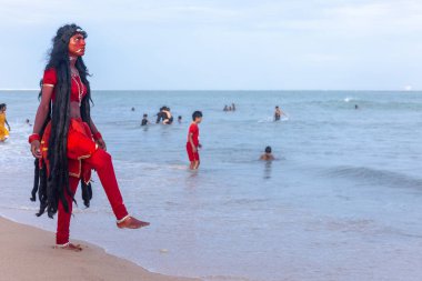 Kulashekharapatnam, Tamilnadu, Hindistan - 11 Ekim 2024: Hint Hindu dindar, yüzü boyalı ve tarikat karakteri gibi giyinmiş, kulasai dasara festivalini akşam ateşle gerçekleştirmek için.