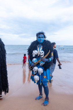 Kulashekharapatnam, Tamilnadu, Hindistan - 11 Ekim 2024: Hint Hindu dindar, yüzü boyalı ve tarikat karakteri gibi giyinmiş, kulasai dasara festivalini akşam ateşle gerçekleştirmek için.