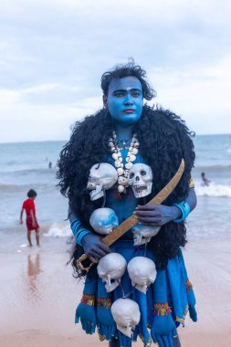 Kulashekharapatnam, Tamilnadu, Hindistan - 11 Ekim 2024: Hint Hindu dindar, yüzü boyalı ve tarikat karakteri gibi giyinmiş, kulasai dasara festivalini akşam ateşle gerçekleştirmek için.