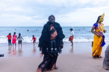 Kulashekharapatnam, Tamilnadu, Hindistan - 11 Ekim 2024: Hint Hindu dindar, yüzü boyalı ve tarikat karakteri gibi giyinmiş, kulasai dasara festivalini akşam ateşle gerçekleştirmek için.