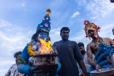 Kulashekharapatnam, Tamilnadu, Hindistan - 11 Ekim 2024: Hint Hindu dindar, yüzü boyalı ve tarikat karakteri gibi giyinmiş, kulasai dasara festivalini akşam ateşle gerçekleştirmek için.