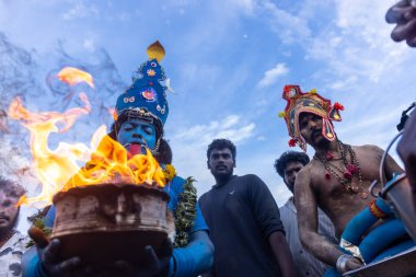 Kulashekharapatnam, Tamilnadu, Hindistan - 11 Ekim 2024: Hint Hindu dindar, yüzü boyalı ve tarikat karakteri gibi giyinmiş, kulasai dasara festivalini akşam ateşle gerçekleştirmek için.