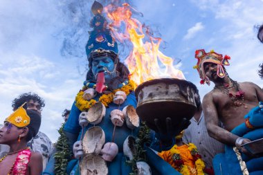 Kulashekharapatnam, Tamilnadu, Hindistan - 11 Ekim 2024: Hint Hindu dindar, yüzü boyalı ve tarikat karakteri gibi giyinmiş, kulasai dasara festivalini akşam ateşle gerçekleştirmek için.