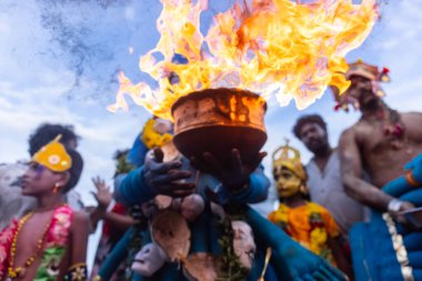 Kulashekharapatnam, Tamilnadu, Hindistan - 11 Ekim 2024: Hint Hindu dindar, yüzü boyalı ve tarikat karakteri gibi giyinmiş, kulasai dasara festivalini akşam ateşle gerçekleştirmek için.