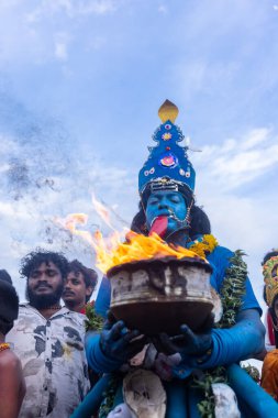 Kulashekharapatnam, Tamilnadu, Hindistan - 11 Ekim 2024: Hint Hindu dindar, yüzü boyalı ve tarikat karakteri gibi giyinmiş, kulasai dasara festivalini akşam ateşle gerçekleştirmek için.