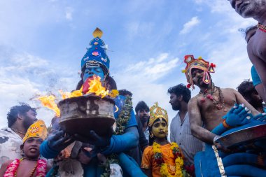 Kulashekharapatnam, Tamilnadu, Hindistan - 11 Ekim 2024: Hint Hindu dindar, yüzü boyalı ve tarikat karakteri gibi giyinmiş, kulasai dasara festivalini akşam ateşle gerçekleştirmek için.