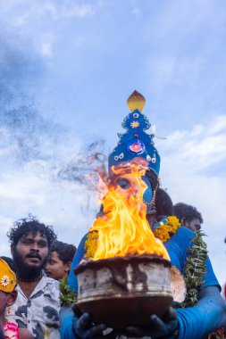 Kulashekharapatnam, Tamilnadu, Hindistan - 11 Ekim 2024: Hint Hindu dindar, yüzü boyalı ve tarikat karakteri gibi giyinmiş, kulasai dasara festivalini akşam ateşle gerçekleştirmek için.