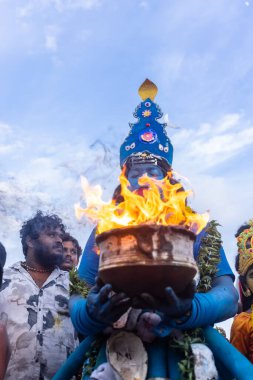 Kulashekharapatnam, Tamilnadu, Hindistan - 11 Ekim 2024: Hint Hindu dindar, yüzü boyalı ve tarikat karakteri gibi giyinmiş, kulasai dasara festivalini akşam ateşle gerçekleştirmek için.