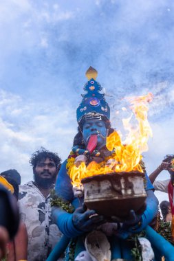 Kulashekharapatnam, Tamilnadu, Hindistan - 11 Ekim 2024: Hint Hindu dindar, yüzü boyalı ve tarikat karakteri gibi giyinmiş, kulasai dasara festivalini akşam ateşle gerçekleştirmek için.
