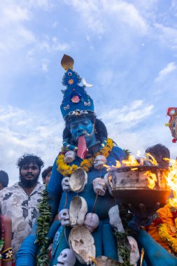 Kulashekharapatnam, Tamilnadu, Hindistan - 11 Ekim 2024: Hint Hindu dindar, yüzü boyalı ve tarikat karakteri gibi giyinmiş, kulasai dasara festivalini akşam ateşle gerçekleştirmek için.