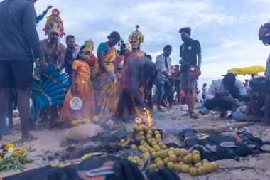 Kulashekharapatnam, Tamilnadu, Hindistan - 11 Ekim 2024: Hint Hindu dindar, yüzü boyalı ve tarikat karakteri gibi giyinmiş, kulasai dasara festivalini akşam ateşle gerçekleştirmek için.