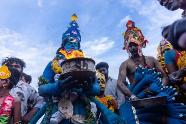 Kulashekharapatnam, Tamilnadu, Hindistan - 11 Ekim 2024: Hint Hindu dindar, yüzü boyalı ve tarikat karakteri gibi giyinmiş, kulasai dasara festivalini akşam ateşle gerçekleştirmek için.
