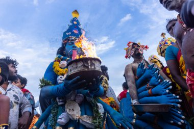 Kulashekharapatnam, Tamilnadu, Hindistan - 11 Ekim 2024: Hint Hindu dindar, yüzü boyalı ve tarikat karakteri gibi giyinmiş, kulasai dasara festivalini akşam ateşle gerçekleştirmek için.