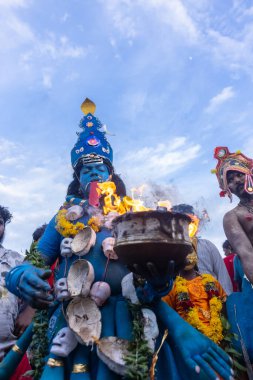 Kulashekharapatnam, Tamilnadu, Hindistan - 11 Ekim 2024: Hint Hindu dindar, yüzü boyalı ve tarikat karakteri gibi giyinmiş, kulasai dasara festivalini akşam ateşle gerçekleştirmek için.