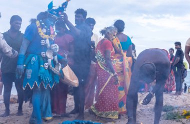 Kulashekharapatnam, Tamilnadu, Hindistan - 11 Ekim 2024: Hint Hindu dindar, yüzü boyalı ve tarikat karakteri gibi giyinmiş, kulasai dasara festivalini akşam ateşle gerçekleştirmek için.