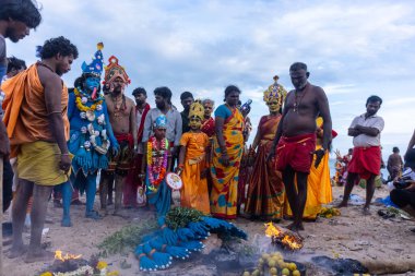 Kulashekharapatnam, Tamilnadu, Hindistan - 11 Ekim 2024: Hint Hindu dindar, yüzü boyalı ve tarikat karakteri gibi giyinmiş, kulasai dasara festivalini akşam ateşle gerçekleştirmek için.