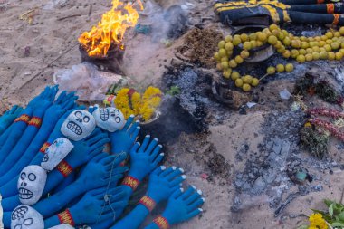 Kulashekharapatnam, Tamilnadu, Hindistan - 11 Ekim 2024: Hint Hindu dindar, yüzü boyalı ve tarikat karakteri gibi giyinmiş, kulasai dasara festivalini akşam ateşle gerçekleştirmek için.
