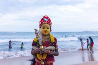 Kulashekharapatnam, Tamilnadu, Hindistan - 11 Ekim 2024: Hint Hindu dindar, yüzü boyalı ve tarikat karakteri gibi giyinmiş, kulasai dasara festivalini akşam ateşle gerçekleştirmek için.