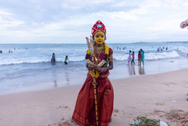 Kulashekharapatnam, Tamilnadu, Hindistan - 11 Ekim 2024: Hint Hindu dindar, yüzü boyalı ve tarikat karakteri gibi giyinmiş, kulasai dasara festivalini akşam ateşle gerçekleştirmek için.