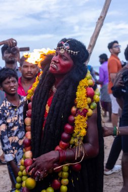 Kulashekharapatnam, Tamilnadu, Hindistan - 11 Ekim 2024: Hint Hindu dindar, yüzü boyalı ve tarikat karakteri gibi giyinmiş, kulasai dasara festivalini akşam ateşle gerçekleştirmek için.