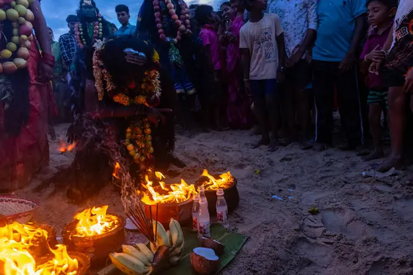 Kulashekharapatnam, Tamilnadu, Hindistan - 11 Ekim 2024: Hint Hindu dindar, yüzü boyalı ve tarikat karakteri gibi giyinmiş, kulasai dasara festivalini akşam ateşle gerçekleştirmek için.
