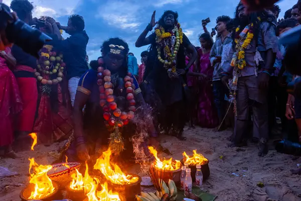 Kulashekharapatnam, Tamilnadu, Hindistan - 11 Ekim 2024: Hint Hindu dindar, yüzü boyalı ve tarikat karakteri gibi giyinmiş, kulasai dasara festivalini akşam ateşle gerçekleştirmek için.