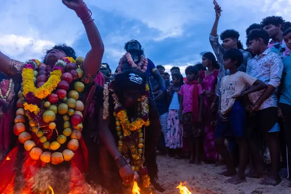 Kulashekharapatnam, Tamilnadu, Hindistan - 11 Ekim 2024: Hint Hindu dindar, yüzü boyalı ve tarikat karakteri gibi giyinmiş, kulasai dasara festivalini akşam ateşle gerçekleştirmek için.