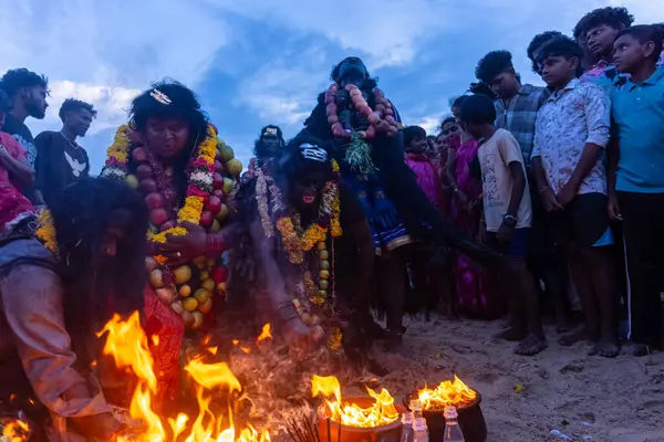 Kulashekharapatnam, Tamilnadu, Hindistan - 11 Ekim 2024: Hint Hindu dindar, yüzü boyalı ve tarikat karakteri gibi giyinmiş, kulasai dasara festivalini akşam ateşle gerçekleştirmek için.
