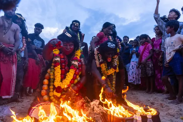 Kulashekharapatnam, Tamilnadu, Hindistan - 11 Ekim 2024: Hint Hindu dindar, yüzü boyalı ve tarikat karakteri gibi giyinmiş, kulasai dasara festivalini akşam ateşle gerçekleştirmek için.