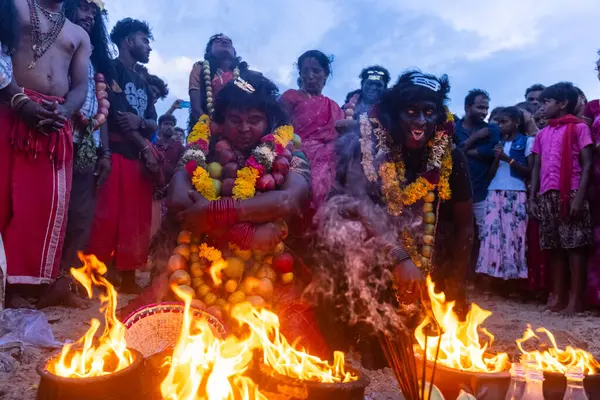 Kulashekharapatnam, Tamilnadu, Hindistan - 11 Ekim 2024: Hint Hindu dindar, yüzü boyalı ve tarikat karakteri gibi giyinmiş, kulasai dasara festivalini akşam ateşle gerçekleştirmek için.