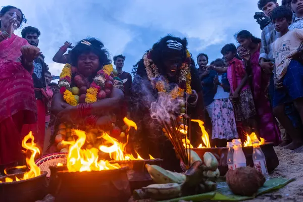 Kulashekharapatnam, Tamilnadu, Hindistan - 11 Ekim 2024: Hint Hindu dindar, yüzü boyalı ve tarikat karakteri gibi giyinmiş, kulasai dasara festivalini akşam ateşle gerçekleştirmek için.