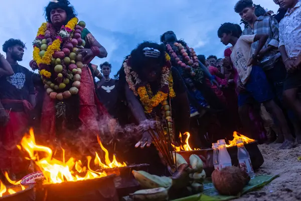 Kulashekharapatnam, Tamilnadu, Hindistan - 11 Ekim 2024: Hint Hindu dindar, yüzü boyalı ve tarikat karakteri gibi giyinmiş, kulasai dasara festivalini akşam ateşle gerçekleştirmek için.