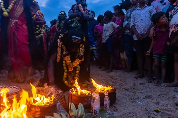 Kulashekharapatnam, Tamilnadu, Hindistan - 11 Ekim 2024: Hint Hindu dindar, yüzü boyalı ve tarikat karakteri gibi giyinmiş, kulasai dasara festivalini akşam ateşle gerçekleştirmek için.