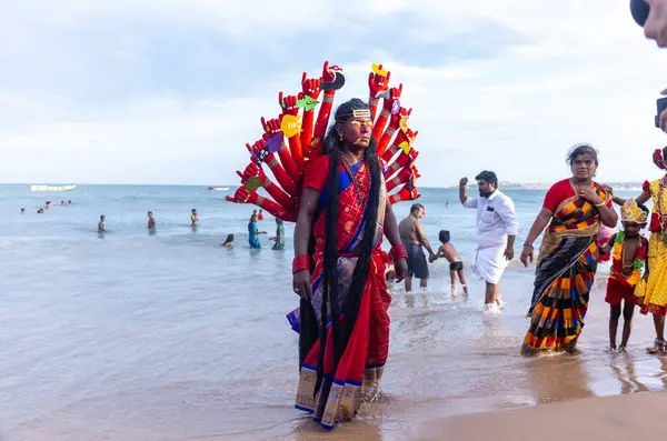 Kulashekharapatnam, Tamilnadu, Hindistan - 11 Ekim 2024: Hint Hindu dindar, yüzü boyalı ve tarikat karakteri gibi giyinmiş, kulasai dasara festivalini akşam ateşle gerçekleştirmek için.