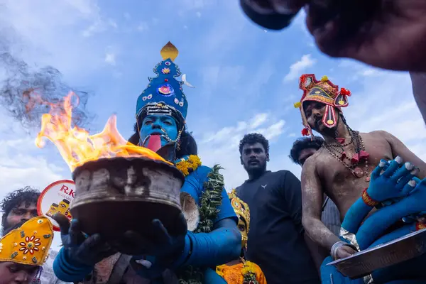 Kulashekharapatnam, Tamilnadu, Hindistan - 11 Ekim 2024: Hint Hindu dindar, yüzü boyalı ve tarikat karakteri gibi giyinmiş, kulasai dasara festivalini akşam ateşle gerçekleştirmek için.