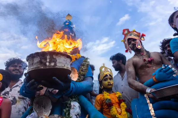 Kulashekharapatnam, Tamilnadu, Hindistan - 11 Ekim 2024: Hint Hindu dindar, yüzü boyalı ve tarikat karakteri gibi giyinmiş, kulasai dasara festivalini akşam ateşle gerçekleştirmek için.